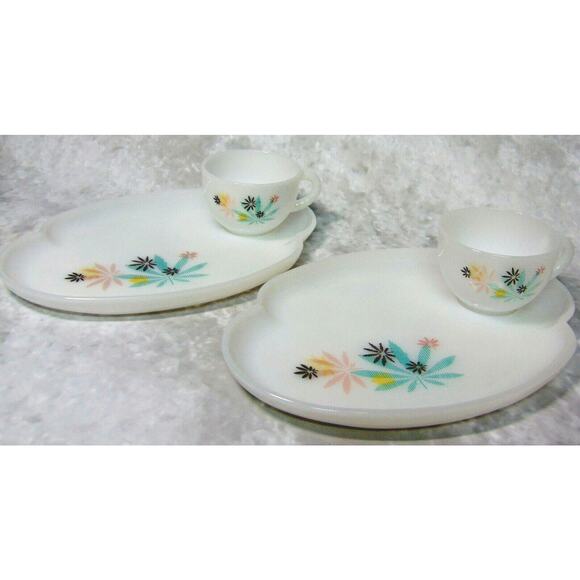 VTG 4PC Milk Glass Child SNACK SETS Plates Cups Flower Design Mid Century Modern - Picture 6 of 12